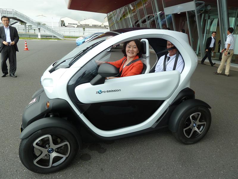 日産グランドライブで電気自動車（EV）に試乗｜山田美樹公式サイト｜前